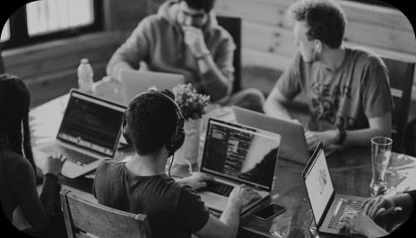 노트북을 펼치고 일 중인 사람들